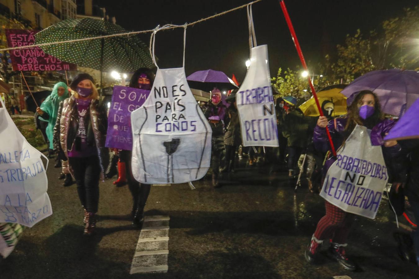 Bien protegidas de la lluvia, un millar de personas marcharon contra la violencia machista.