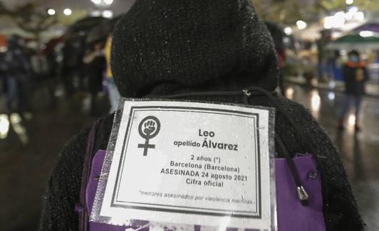 Algunas manifestantes portaron esquelas de las mujeres asesinadas. 