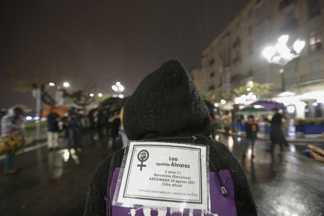 Bien protegidas de la lluvia, un millar de personas marcharon contra la violencia machista.