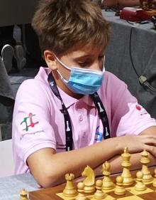 Imagen secundaria 2 - Arriba, los jugadores cántabros, de rosa, al fonmdo de la sala, en su enfrentamiento ante los estadounidenses. Abajo, Manuel González y Dani Tabuenca.