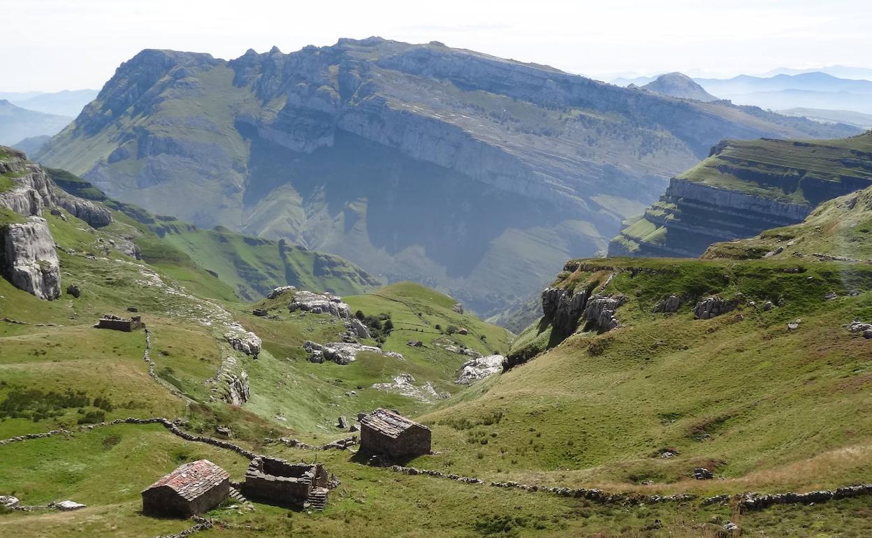 Cabañas de Sotombo, con Peña Rocías y Mortillano al fondo.