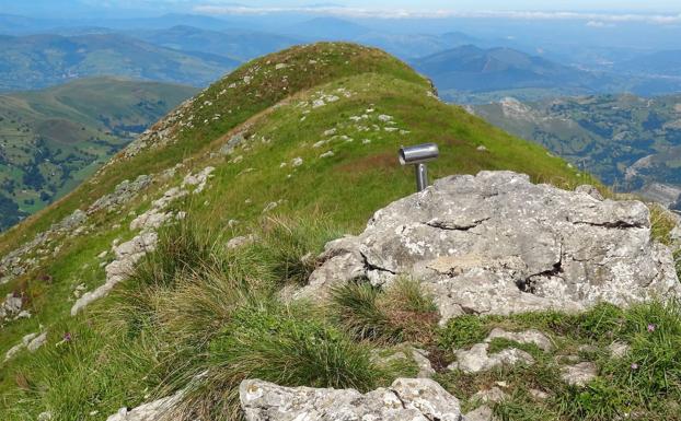 Cumbre del Porracolina, con la zona costera al fondo 