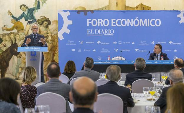 José María O'Kean se dirige público congregado en el Hotel Bahía de Santander. fotografías: 