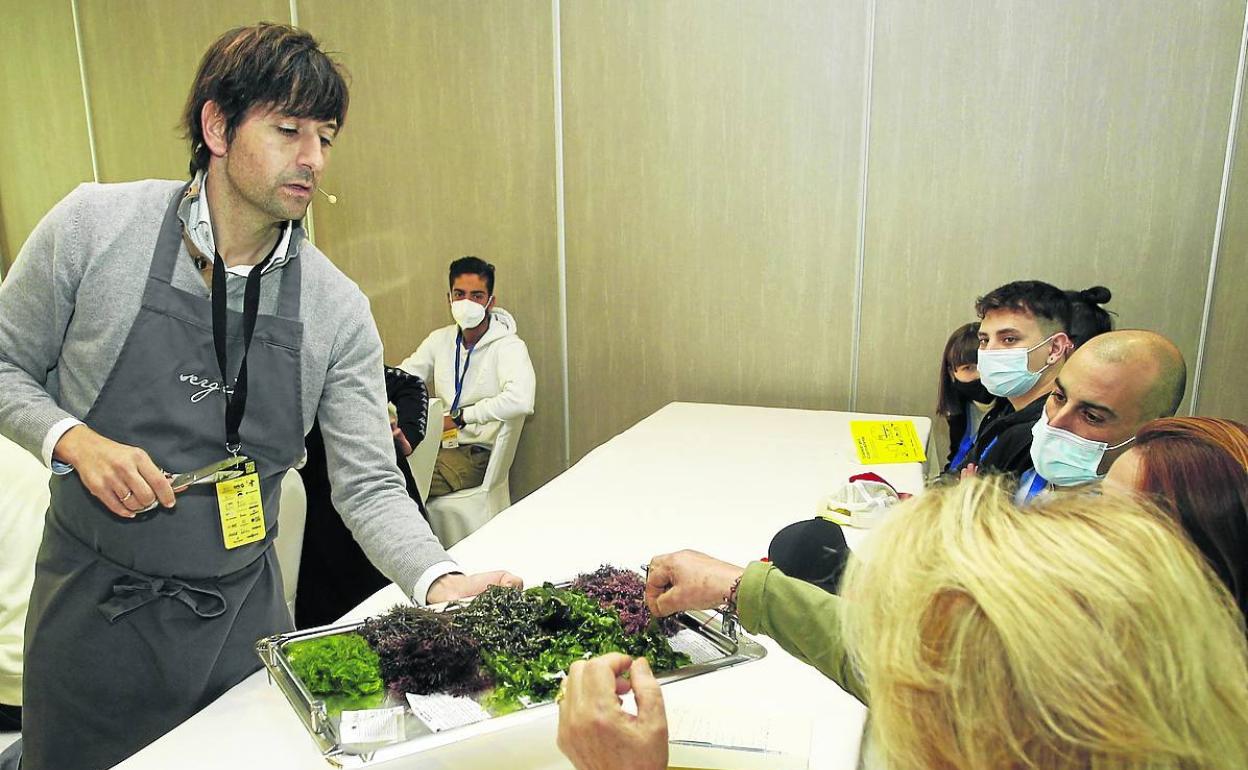 El chef Sergio Bastard, en la ponencia-cata sobre las algas, donde exaltó su valor nutricional. 