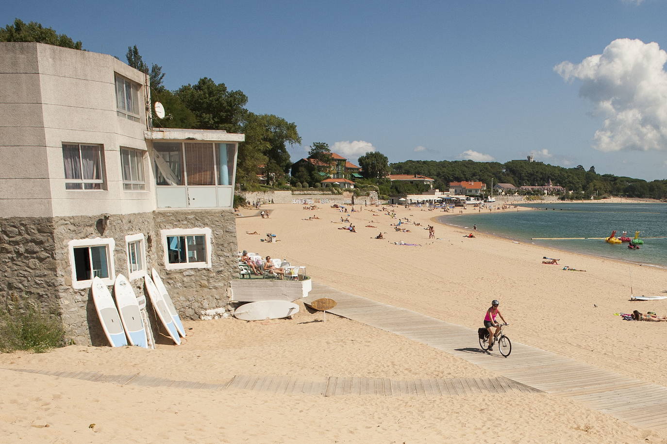 07/09/2015. Vista de la playa de Los Peligros, en Santander. Club Náutico del Balneario de La Horadada, carril bici