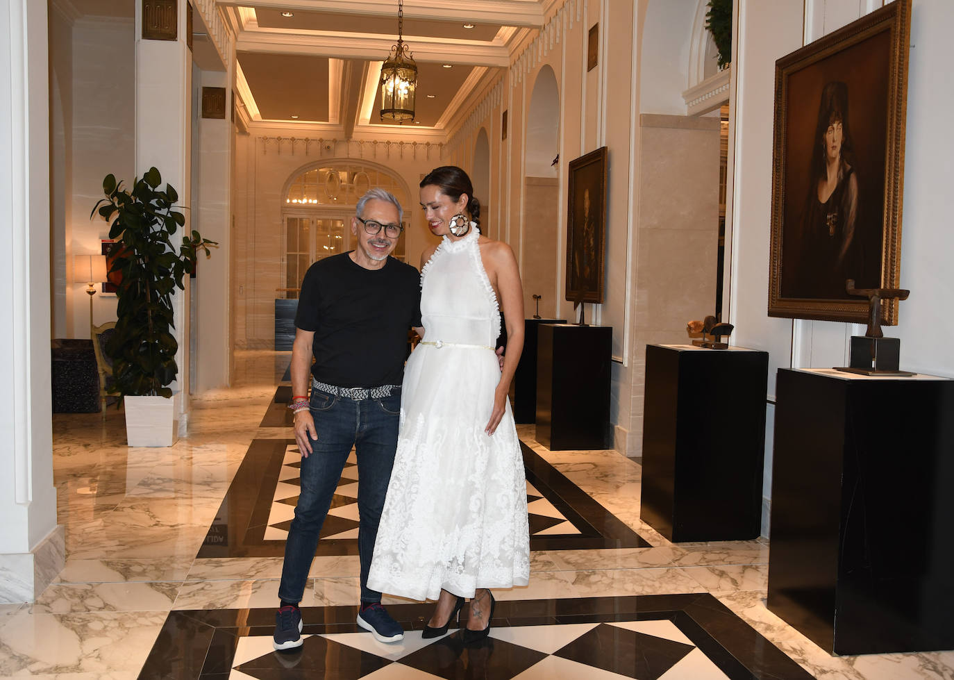 Diseñador y musa, con una amistad de muchos años. Él llegó a firmar varios vestidos de la tinerfeña cuando representó a España en Miss Mundo en Sudáfrica.