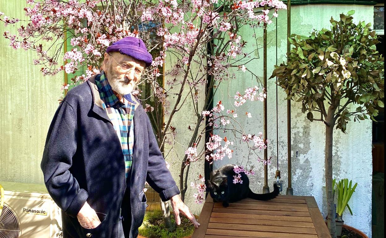 El escritor cántabro Álvaro Pombo en la terraza de su casa madrileña, espacio en el que ha escrito algunos de sus libros y que define como su «más profundo paisaje, interior y exterior a la vez». 