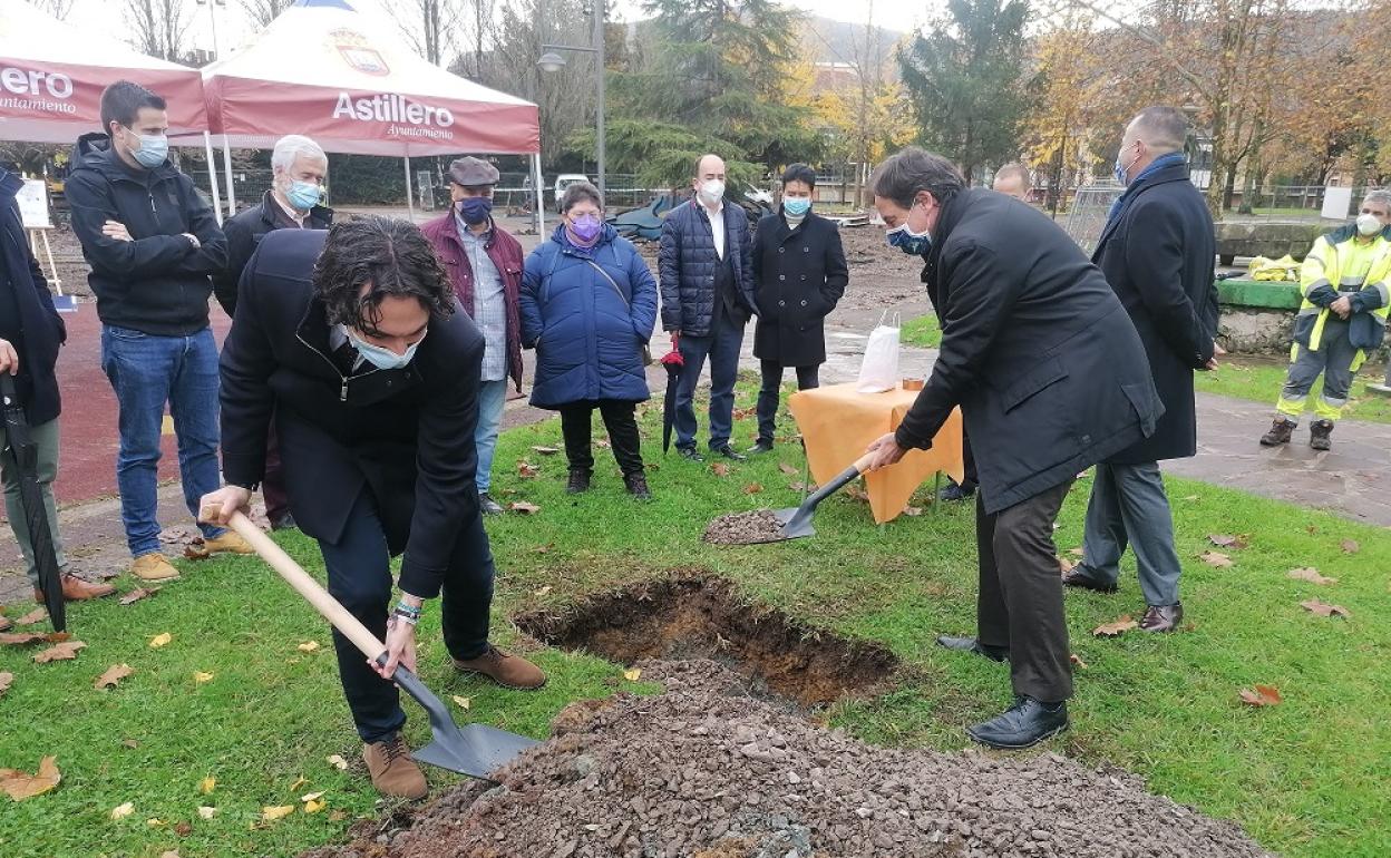 El alcalde de El Astillero, Javier Fernández Soberón, y el consejero de Obras Públicas, José Luis Gochicoa, pusieron la primera piedra de las obras de remodelación de La Cantábrica. 