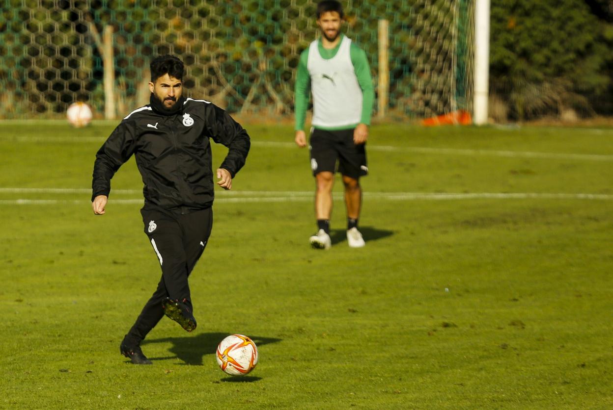 Guille Romo patea la pelota en un entrenamiento de esta semana.