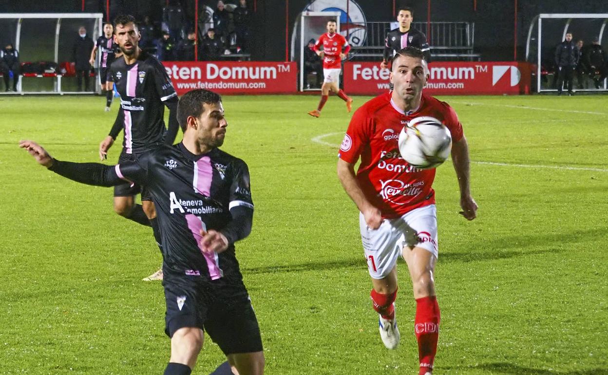 Iago Beceiro, del Laredo, durante elchoque de ayer en San Lorenzo. 