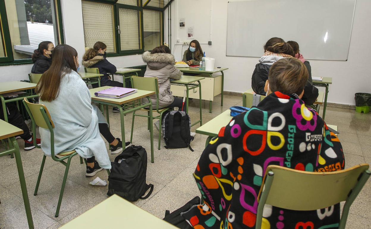 Profesores y alumnos, con mantas durante las clases.