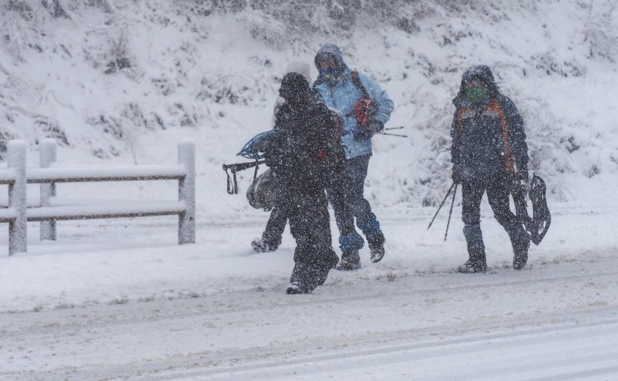 La lluvia, la nieve, el viento y el frío adentran a Cantabria en el invierno