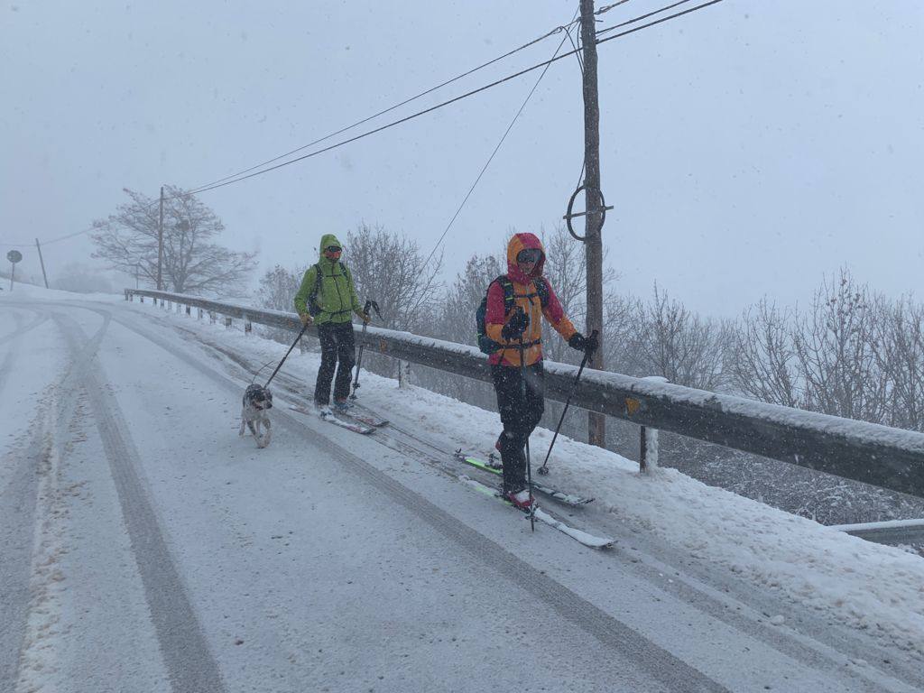 Dos deportistas hacen esquí de travesía en La Lomba