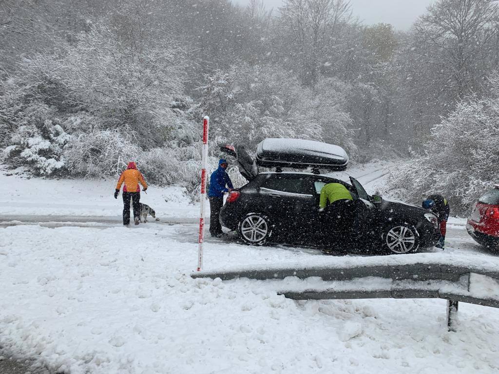 Unos conductores se preparan para circular en la nieve