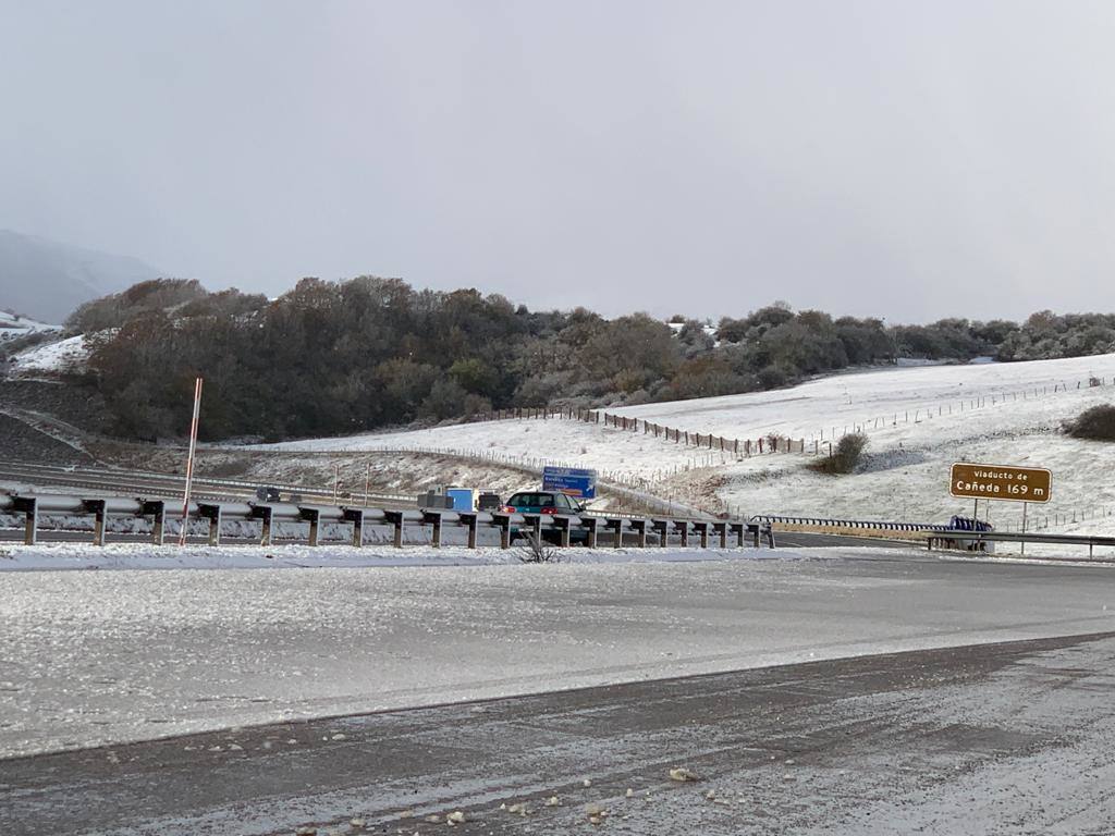 Toda la jornada ha requerido de precaución en las carreteras con una docena de tramos y puertos con restricciones