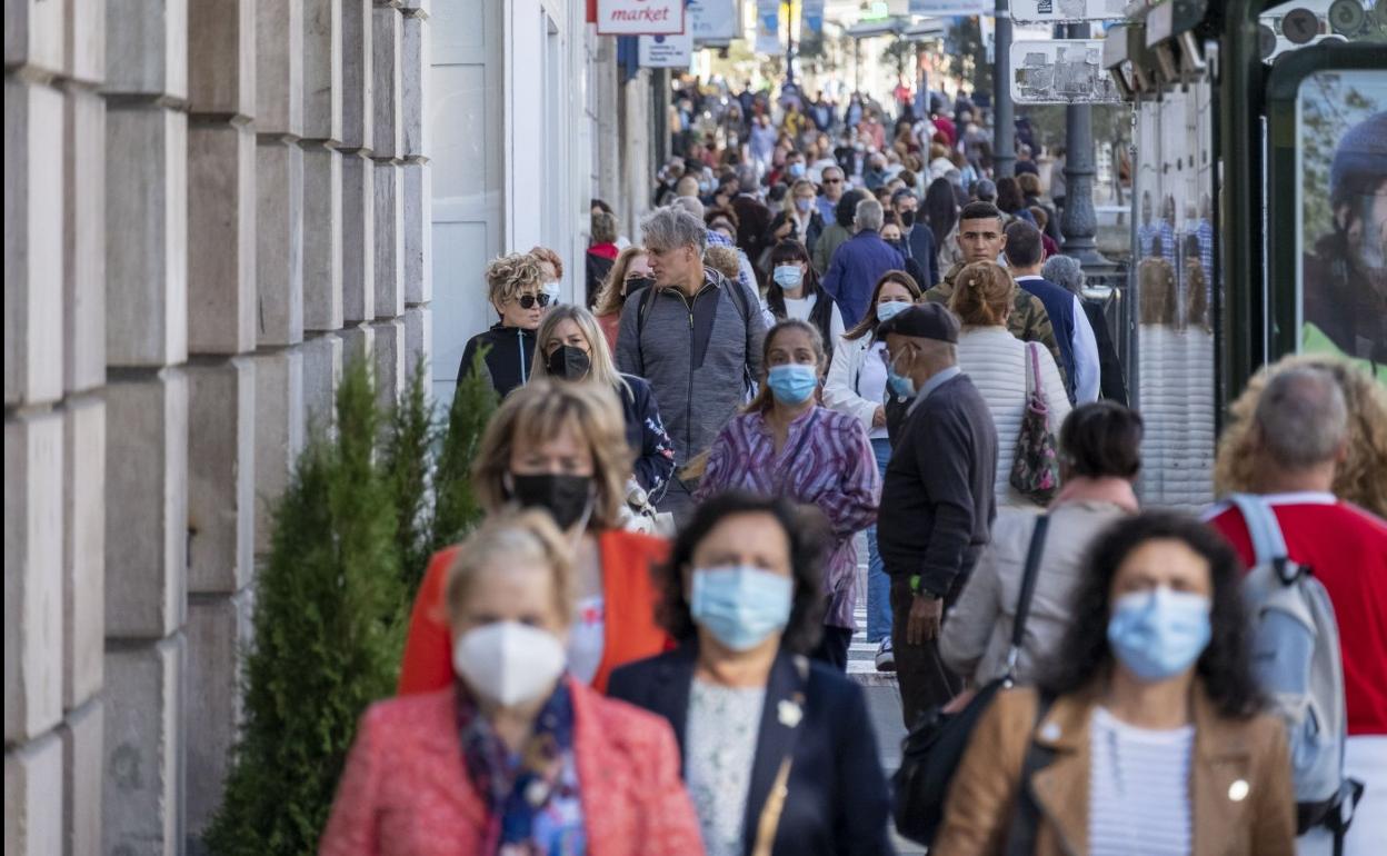 Los expertos insisten en que la mascarilla seguirá siendo la principal aliada para combatir la ola de coronavirus del invierno