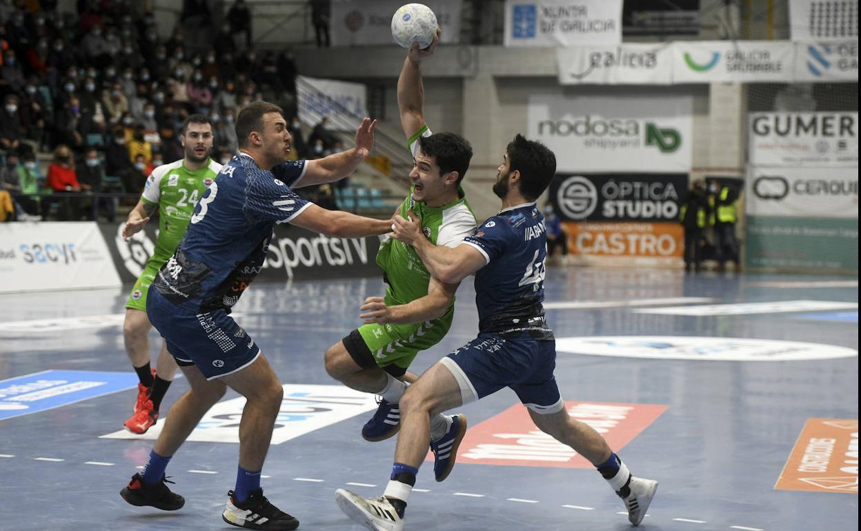 Óscar García, el central del Unicaja Banco Sinfín, intenta zafarse de Santi López y Berto Martín, del Frigoríficos Morrazo Cangas.