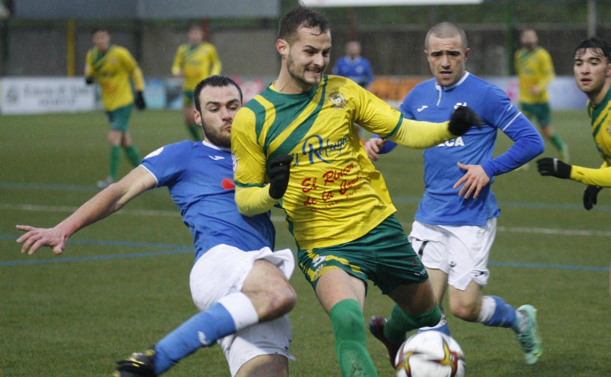 Javi Delgado trata de controlar el balón ante un jugador del Ardoi. 