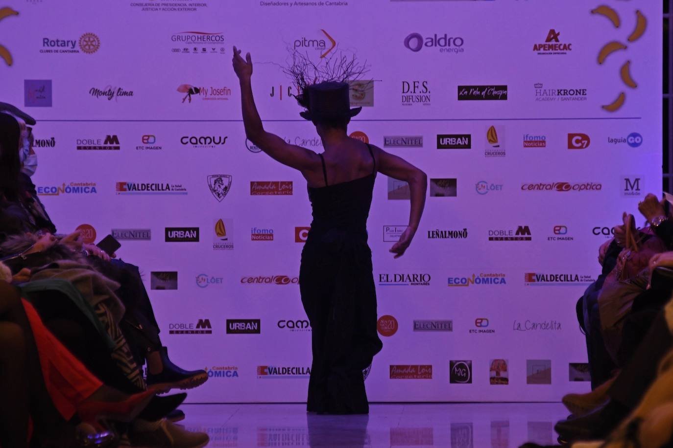 La bailarina Monty Lima, durante su coreografía, con un sombrero por María José Pereda de Castro, hermana del escultor homenajeado.