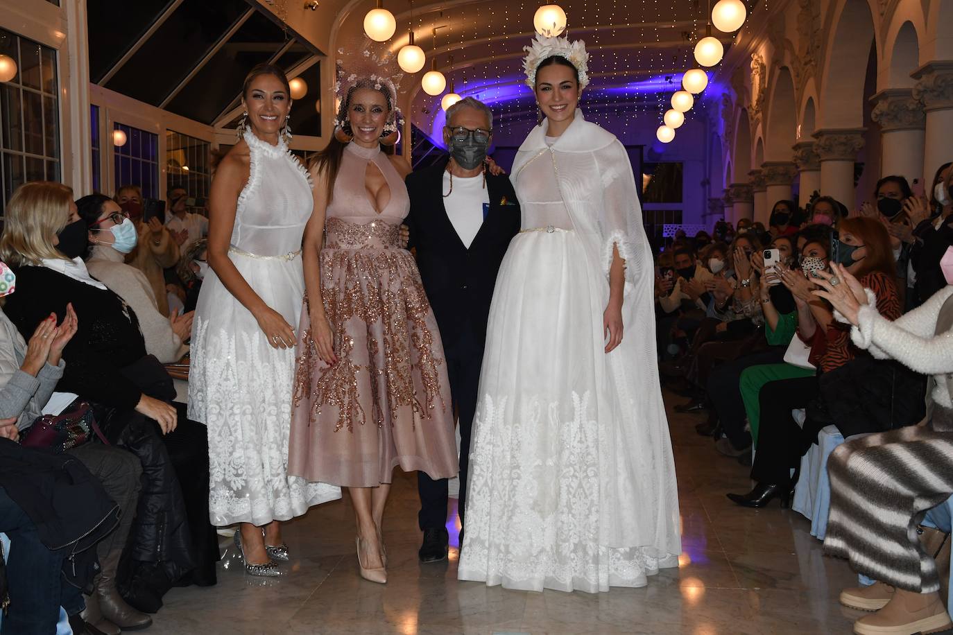 El diseñador canario posó con Gloria Rueda, Elsa González y Violeta de la Maza, que lucían tres de sus diseños más icónicos.