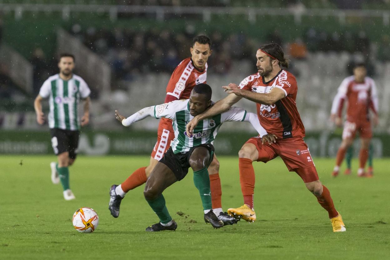 Cedric protege el balón ante dos jugadores de Unionistas. 