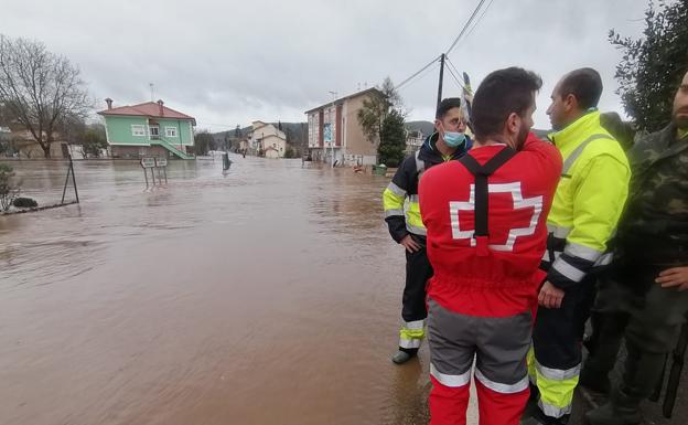 Efectivos de Cruz Roja, en Piélagos.