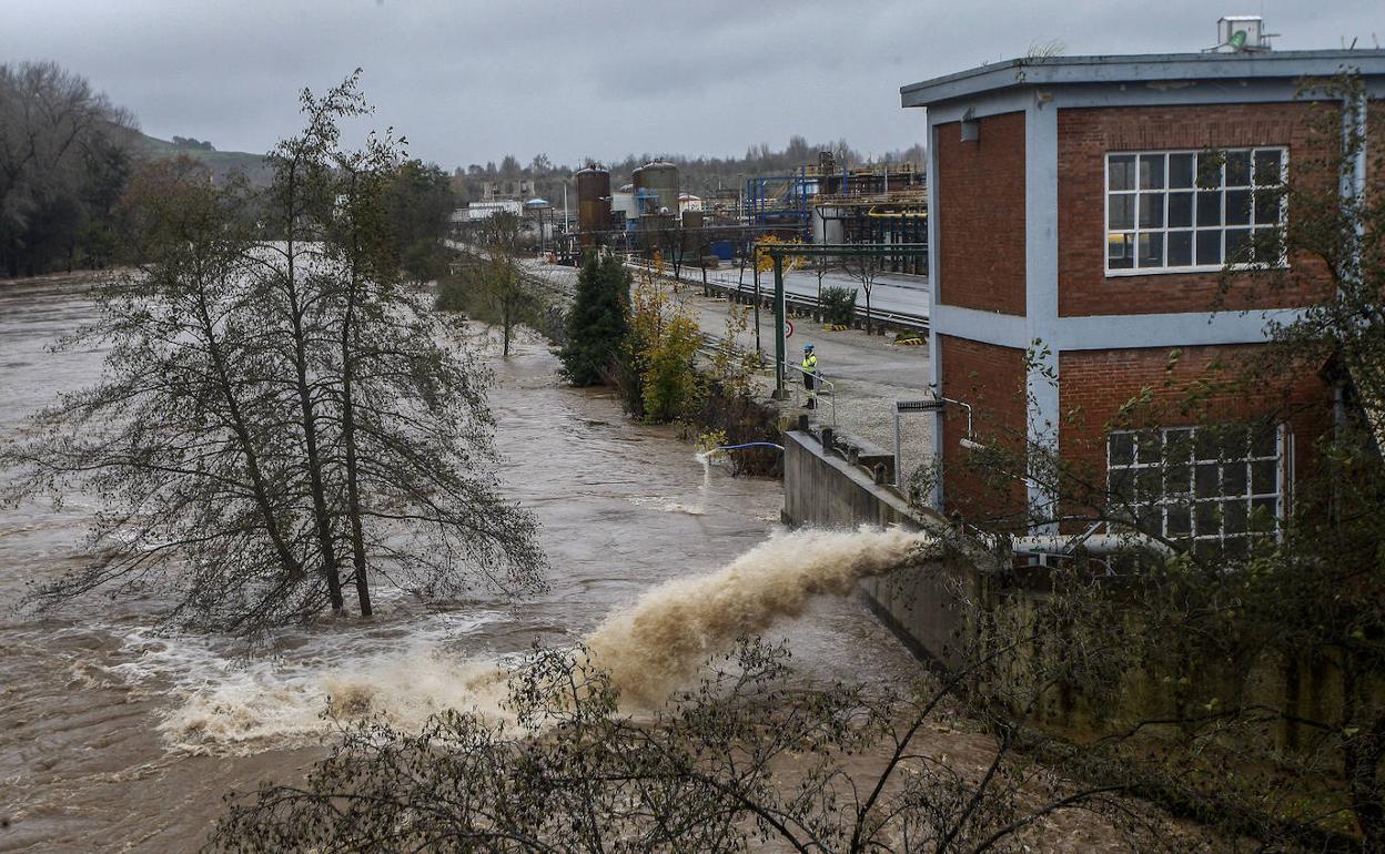 Corte de varias vías en Torrelavega e inundaciones en la comarca del Besaya