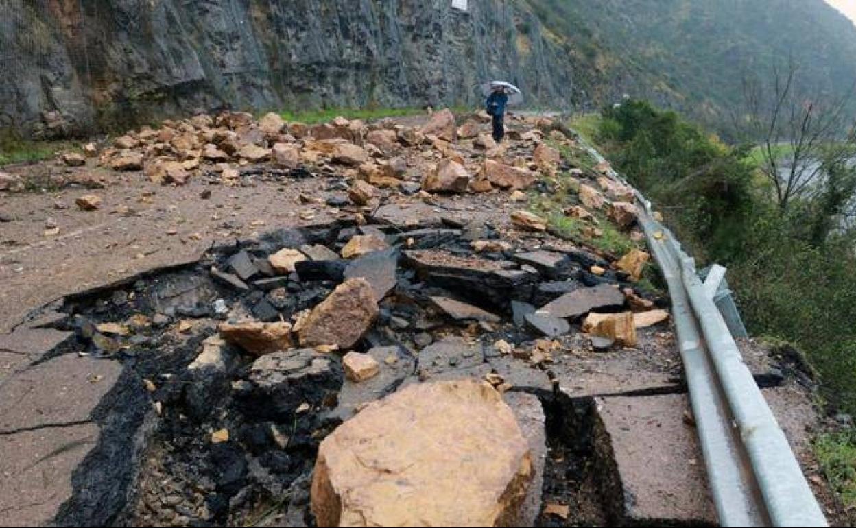 Parte de las rocas que arruinaron el firme de la AS-15 y provocaron el fatal accidente.