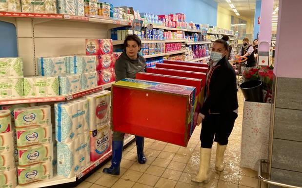 Imagen. Retirando material en el supermercado de Ampuero.