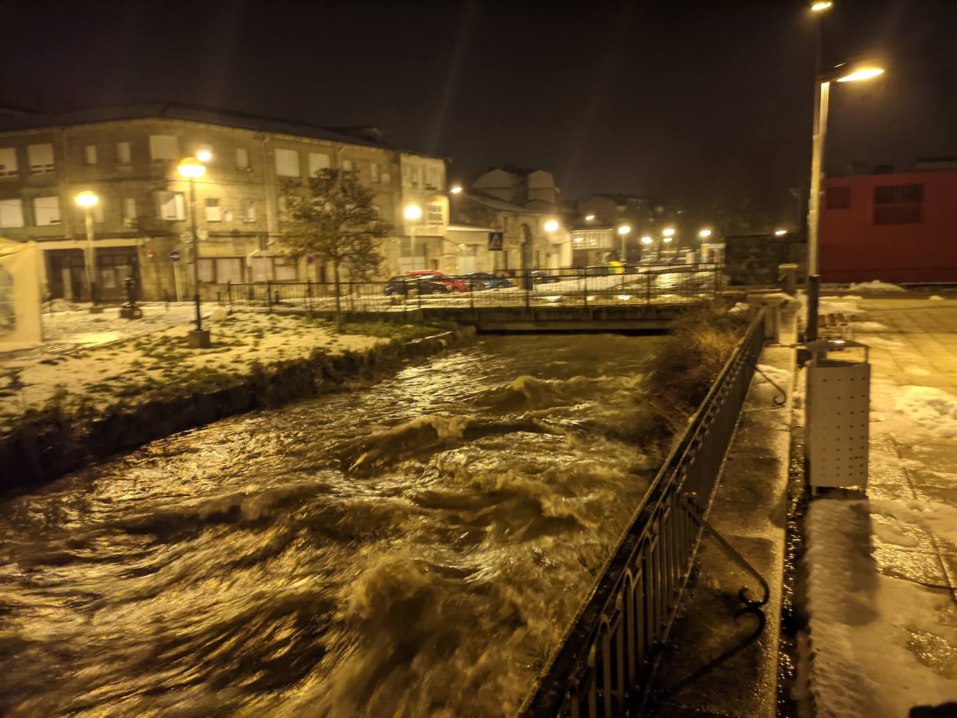 El río Ebro a su paso por Reinosa, a punto de desbordarse, esta noche.