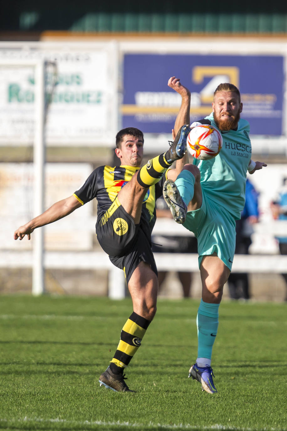 Fotos: Imágenes del partido Cayón-Huesca