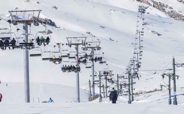 Imagen principal - Alto Campoo abre la temporada al 50% y recibe a casi 1.500 usuarios