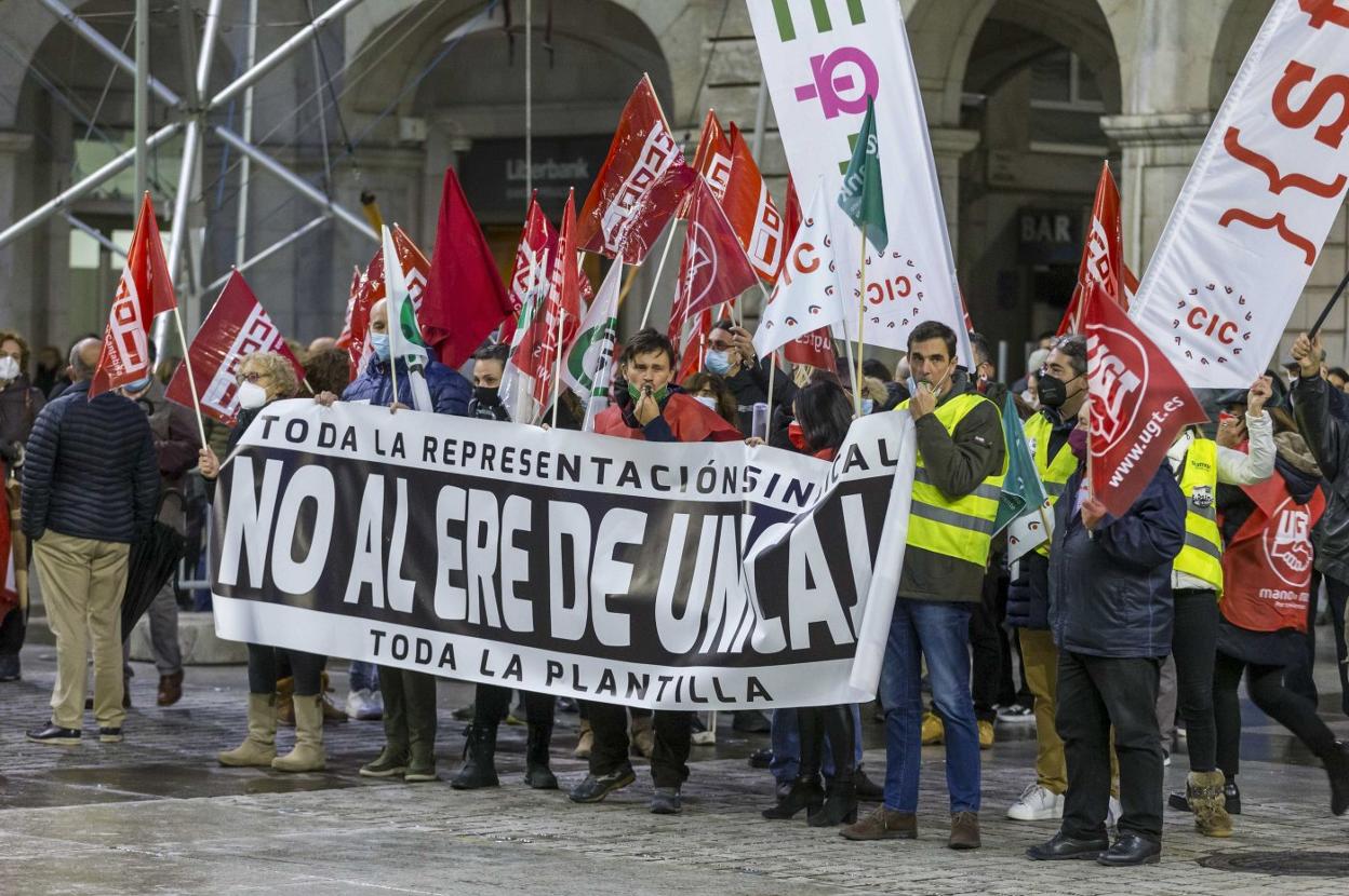 Concentración de trabajadores de Unicaja en Cantabria celebrada la pasada semana. 