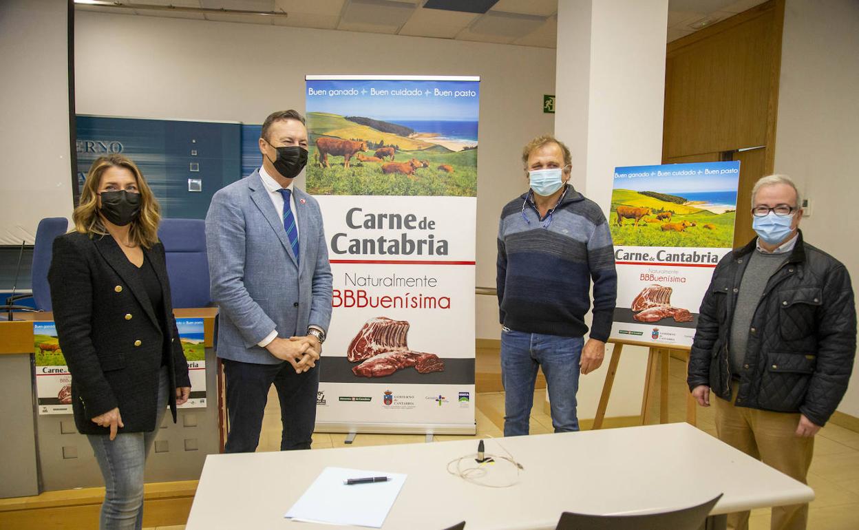 El consejero de Desarrollo Rural, Guillermo Blanco, acompañado de la directora general de Pesca y Alimentación, Marta López, y el presidente de la Federación de Asociaciones de Criadores de Razas Bovinas de Aptitud Cárnica de Cantabria, Lorenzo González.