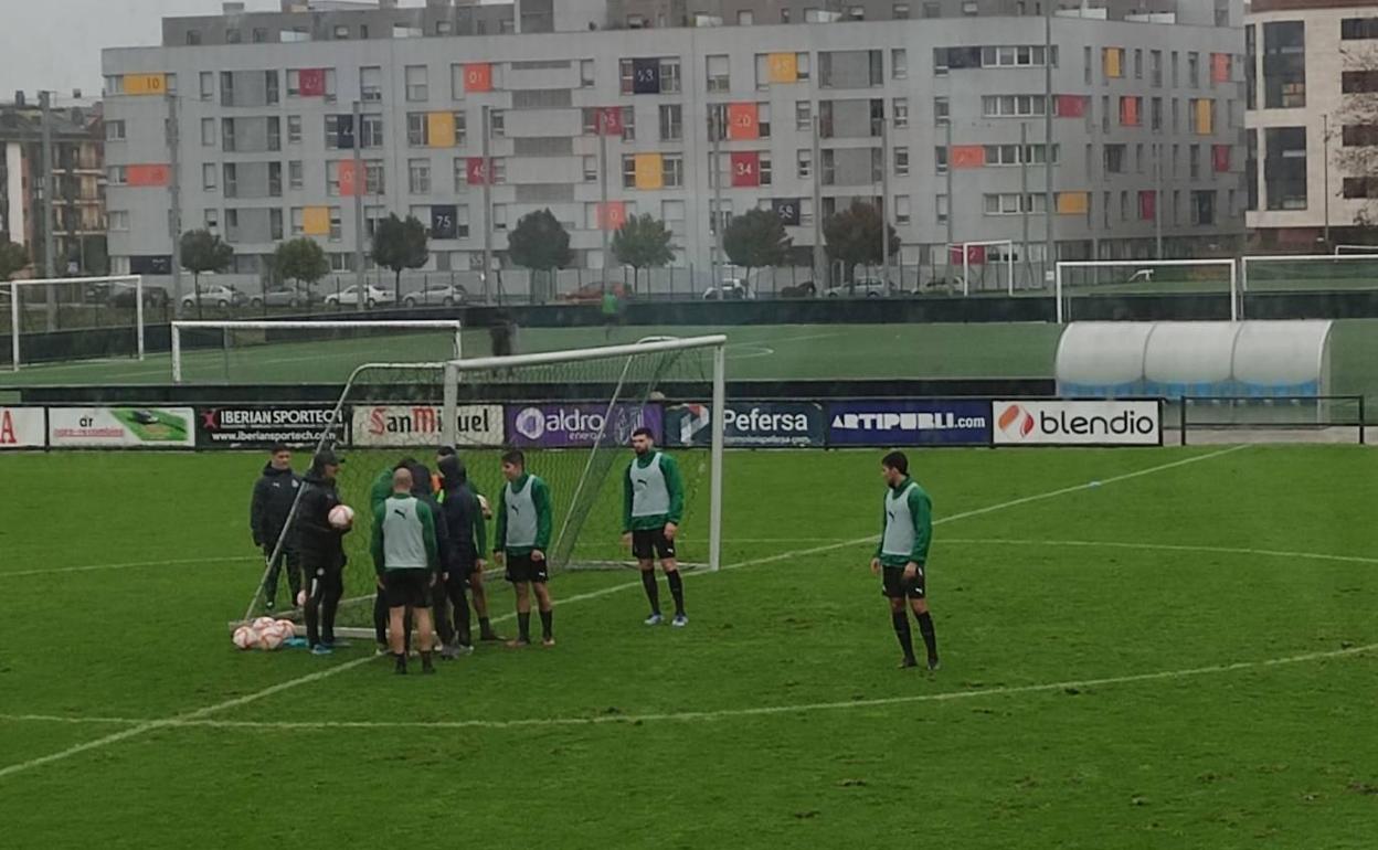 Los jugadores del Racing durante el entrenamiento en el que la lluvia ha sido la protagonista.