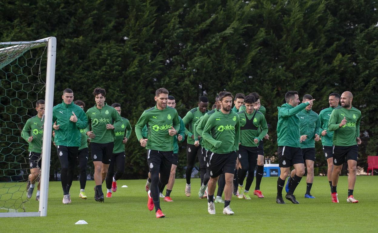 Los jugadores del Racing trotan en una sesión de entrenamiento.