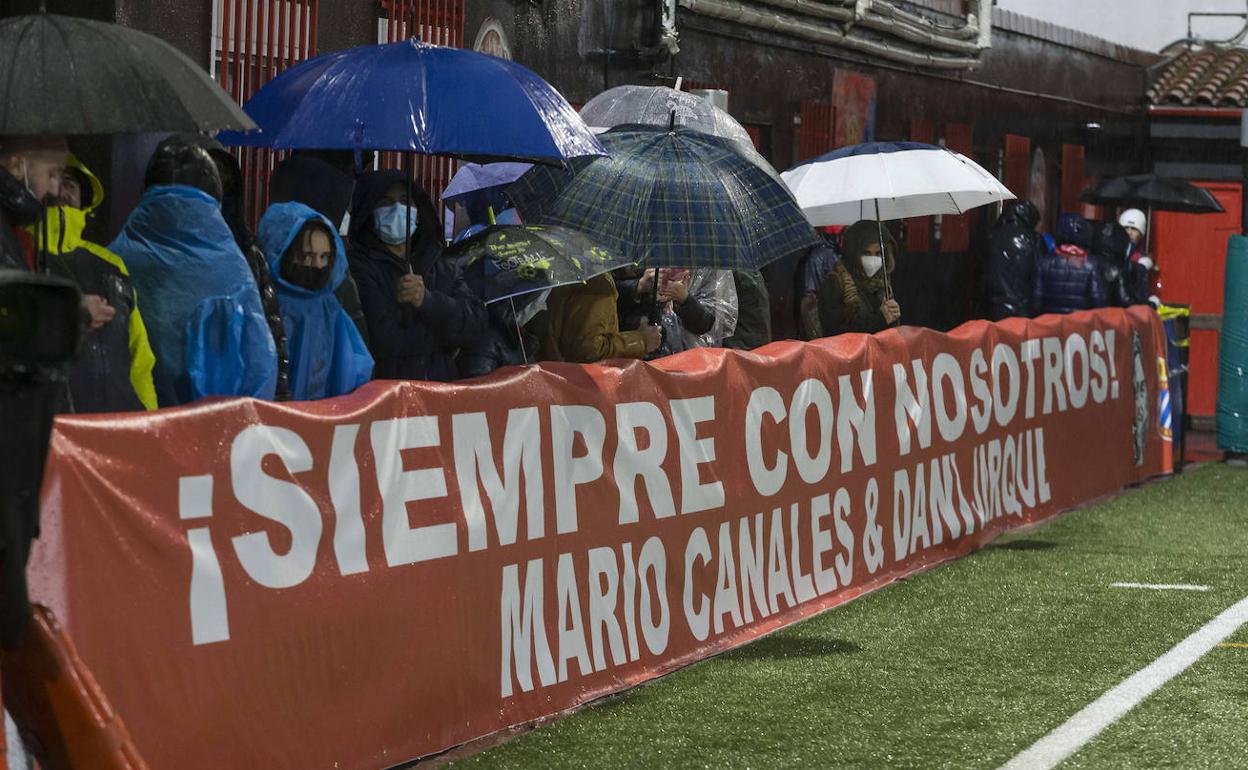 El Solares quiso homenajear a Mario Canales y Dani Jarque con una gran pancarta. 