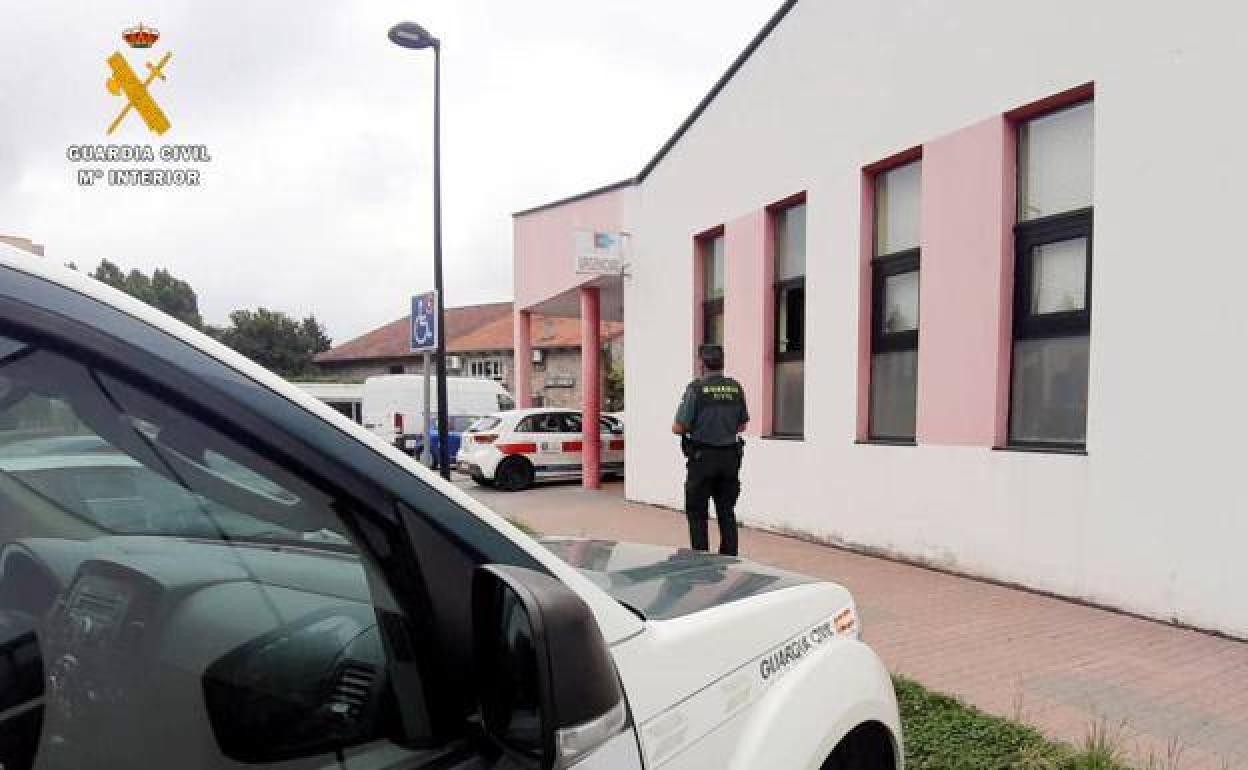 Un agente, en el Centro de Salud de Los Corrales de Buelna.