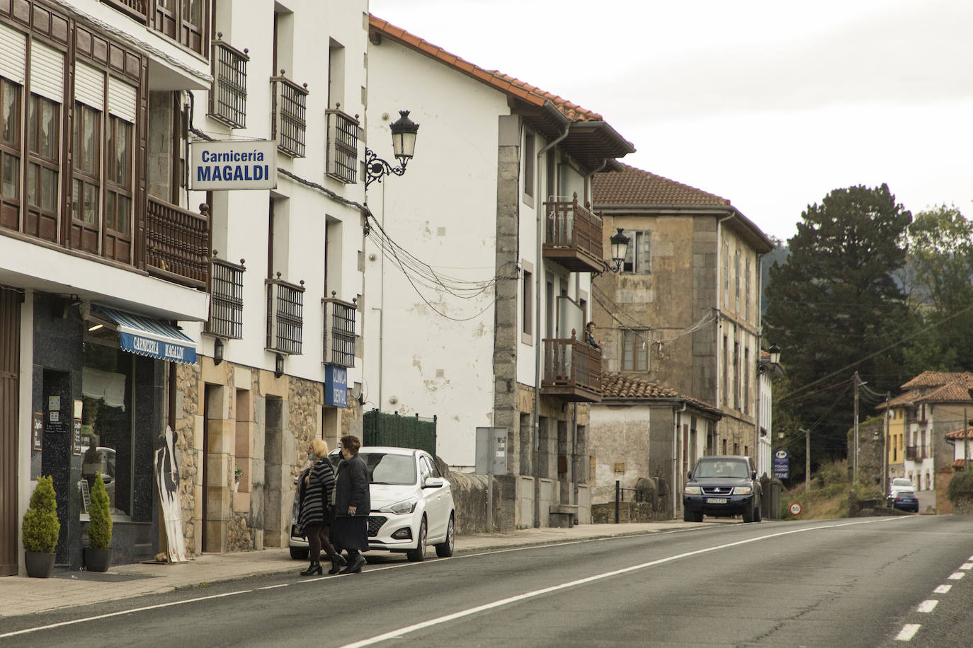 El pueblo cuenta con todos los servicios al borde de la carretera.