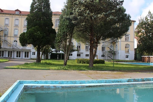 Exterior del balneario de Ontaneda hoy cerrado, junto a los vasos de las piscinas termales. 