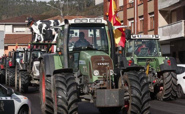 Imagen principal - Más de 70 ganaderos cántabros vuelven a plantarse en La Penilla contra el precio de la leche