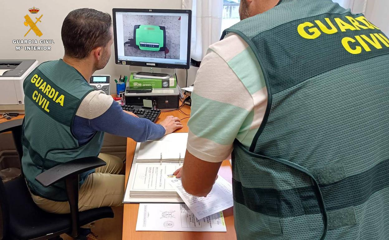 Imagen de los agentes durante la investigación de esta presunta estafa.