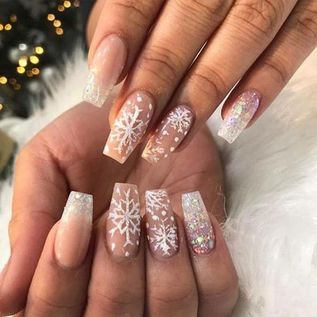 Una manicura muy de copos de nieve.