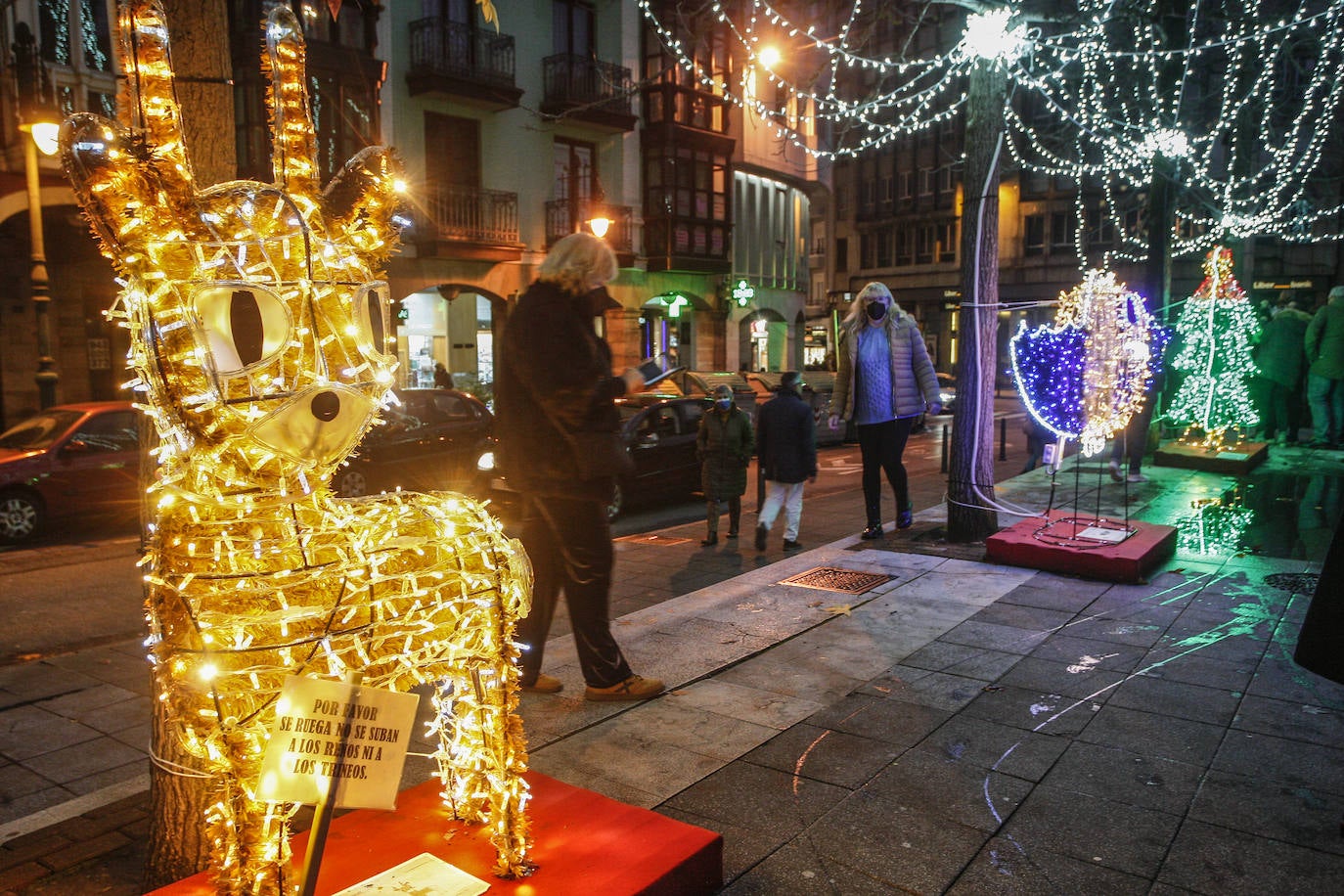 Fotos: Las luces navideñas ya iluminan las calles de Torrelavega