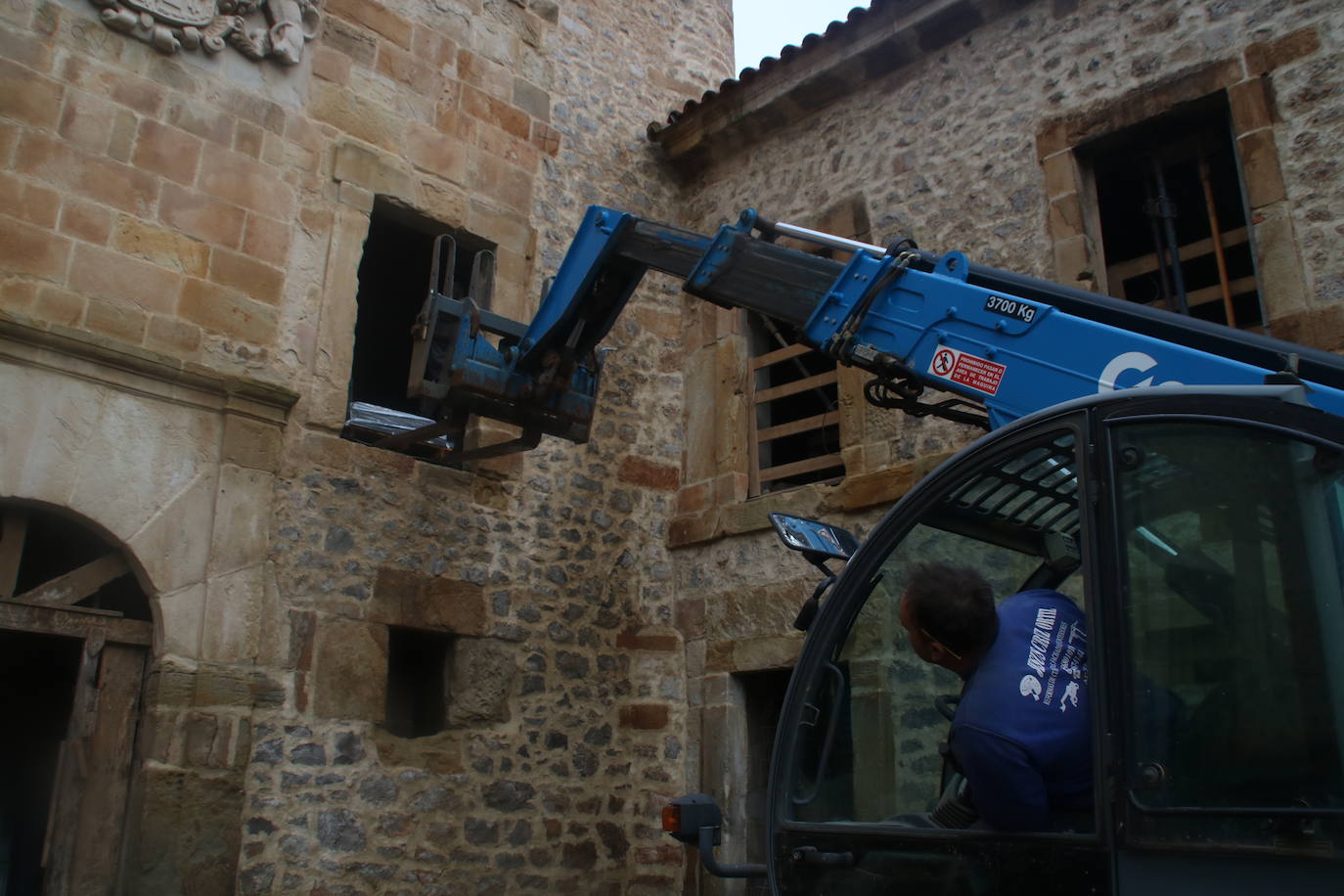 Fotos: El Palacio de los Acevedo empieza a brillar de nuevo en Hoznayo