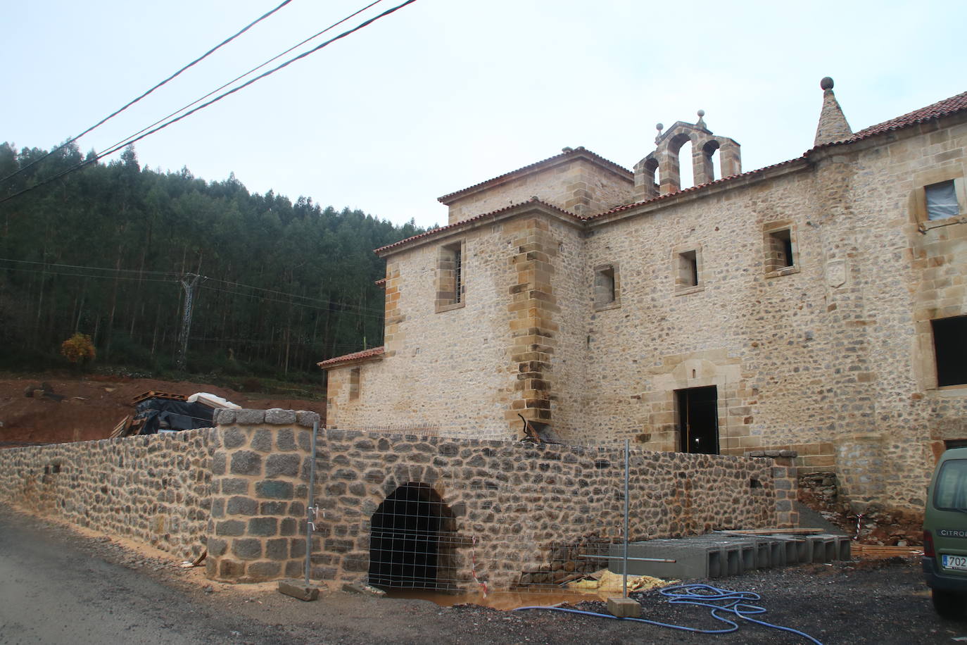 Fotos: El Palacio de los Acevedo empieza a brillar de nuevo en Hoznayo