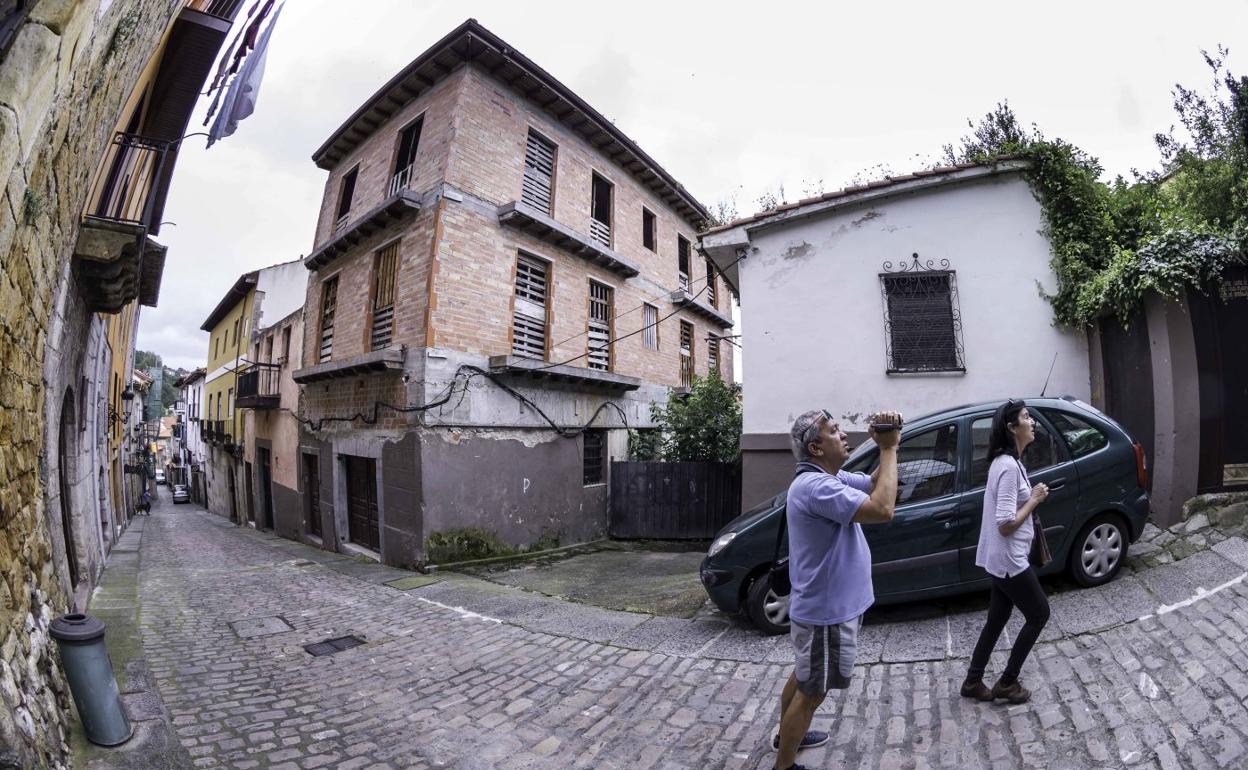 La Puebla Vieja pejina es uno de los centros de atención para los turistas que visitan la villa de Laredo. 