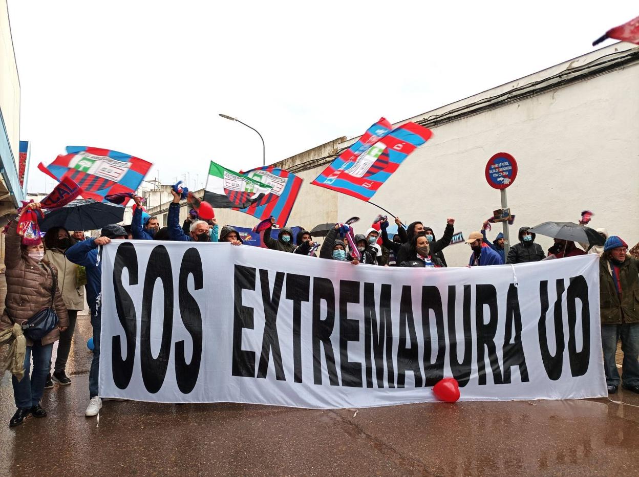 Protesta de los peñistas del Extremadura contra la directiva el pasado 20 de noviembre. 