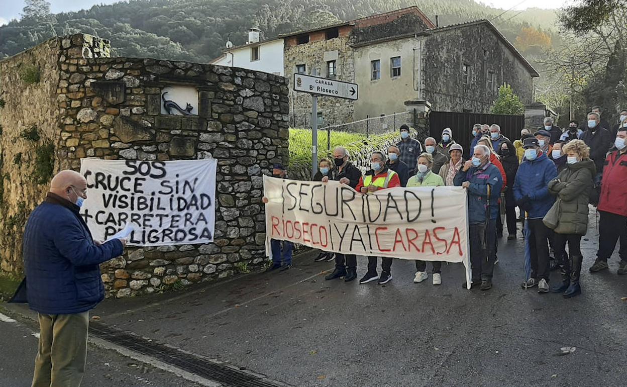 Los vecinos recorrieron con sus pancartas la distancia que separa la parada de autobús del cruce.