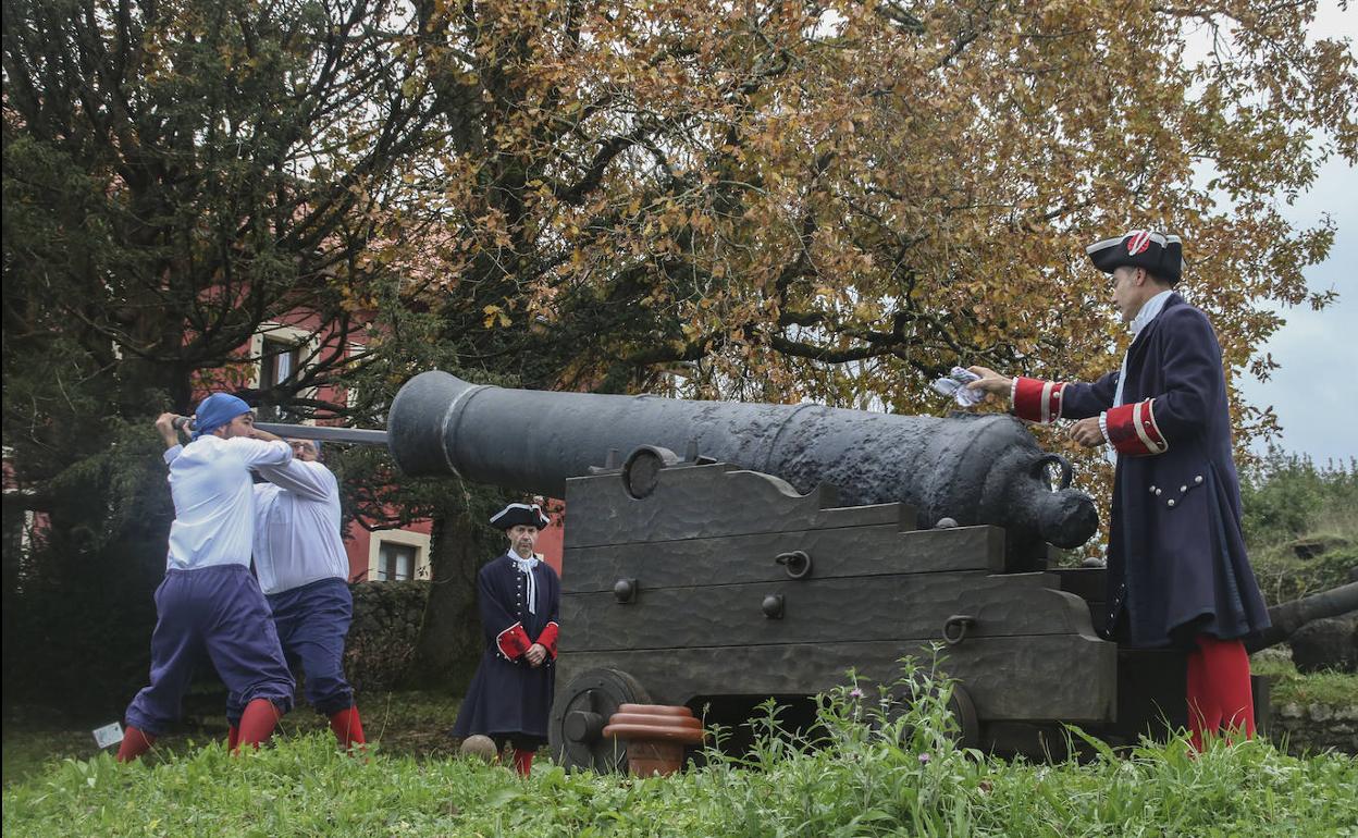 Momento en el que los artilleros preparan el cañón, del siglo XVIII, para su detonación. 